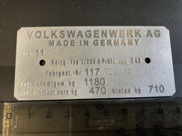 47.  Detail štítek