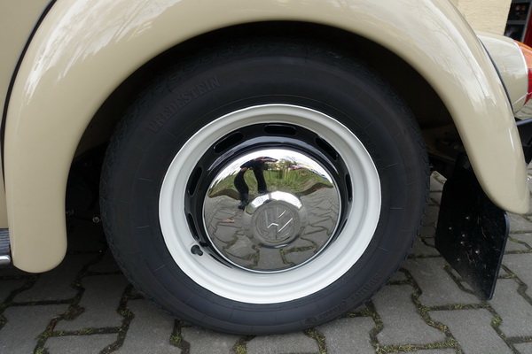 Dvoubarevné, děrované ráfky kol, ploché ozdobné poklice