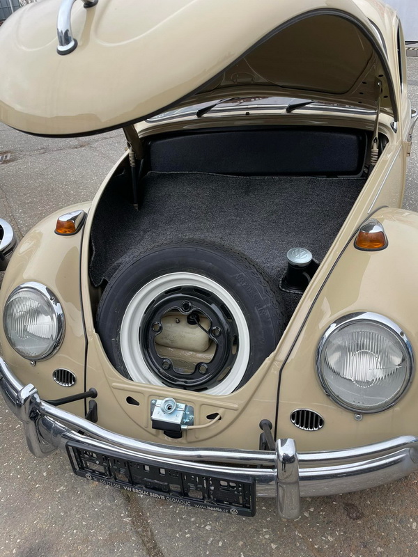 Nádrž s plnícím hrdlem v předním kufru