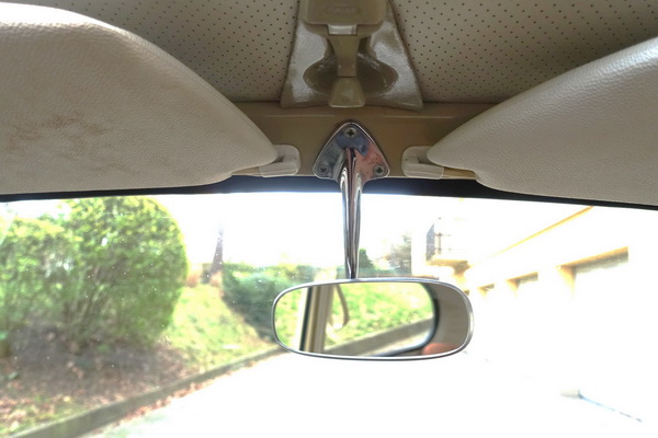 Vnitřní zrcátko a klička otvírání střešního okna