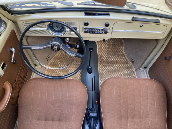 Palubní deska s jedním ofukem a 2 černými knoflíky