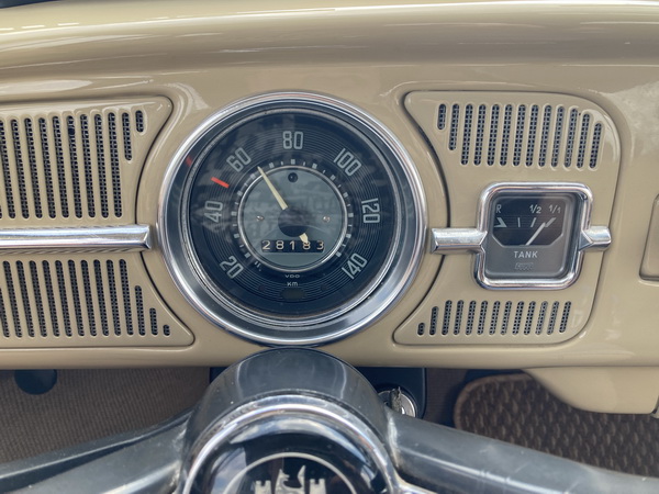 Detail rychloměru a měřák stavu nádrže